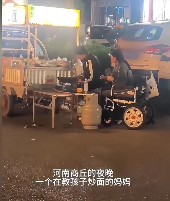 河南一对母女摆摊卖炒面，客人转账6万：希望你们好好活着
