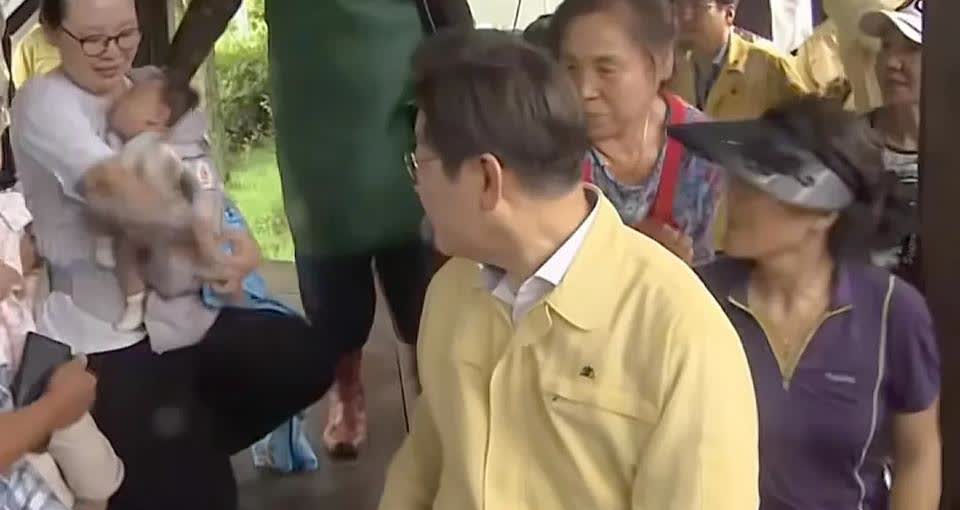 今天李在明到庆尚南道一个受暴雨灾害影响的村子里视察，在村里凉亭避雨的时候听到婴儿