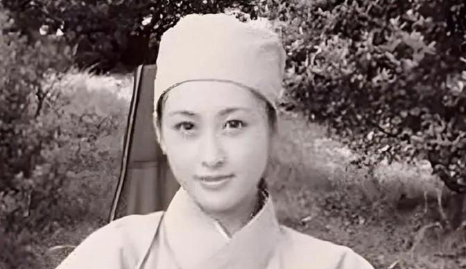 1950年，一次剿匪战斗中，一战士死死地盯住了女尼姑丰满的胸脯，排长不禁气得青筋