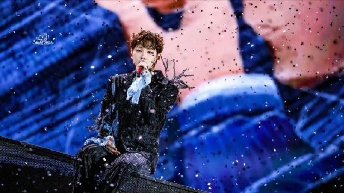 星屑缓缓落下，汪苏泷坐在高处的身影温柔又治愈