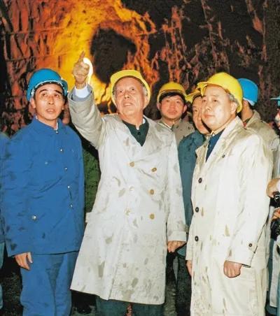 1985年12月，万里同志考察衡广铁路复线工程，在大瑶山隧道掌子面视察。