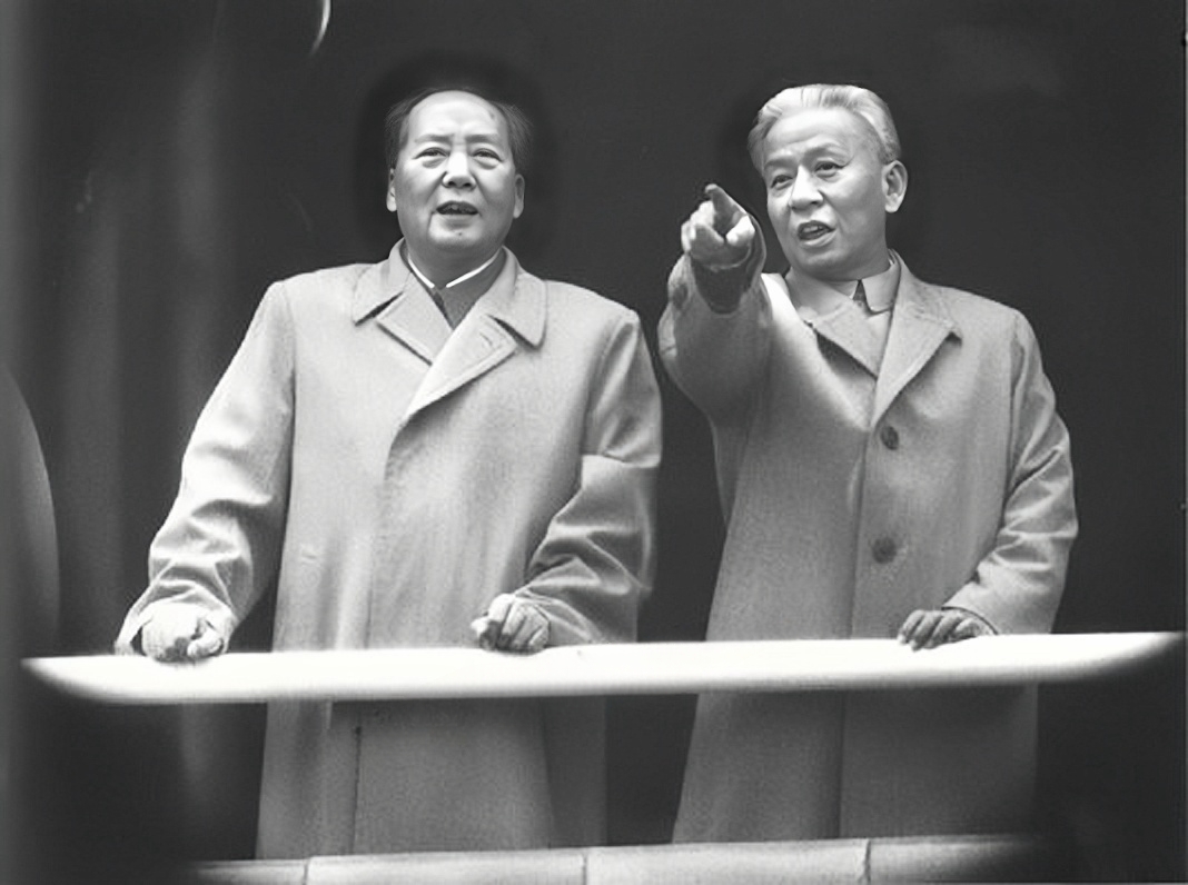 1945年9月，毛主席在重庆谈判，为了争夺东北，刘少奇派彭真担任东北局书记，成为