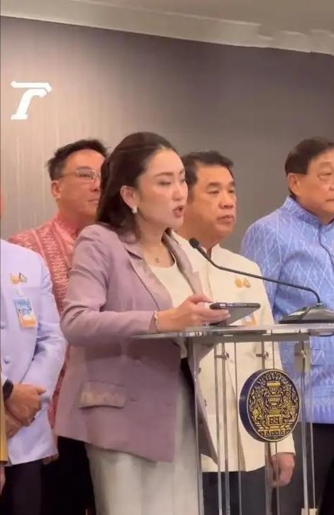 [中国赞]佩通坦果然变样了！
担任文化部部长后，佩通坦首次会议一改以往对柬风格，
