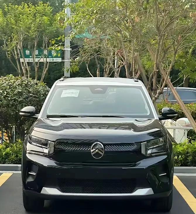 别克新车标去了圆圈，雪铁龙车标加上圆圈，这都是什么操作？
也有人说雪铁龙复古车标