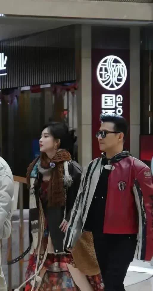 54岁汪峰，深夜又上热搜了！

这次不是因为他老婆是谁，而是因为他穿炸了！话