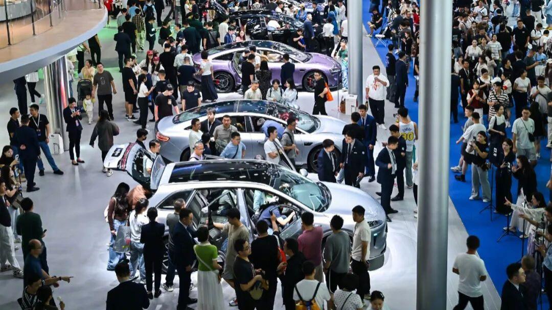 2025成都车展成交额达57.53亿；特斯拉开出1万亿美元天价薪酬；方程豹钛7售17.98万起；零跑