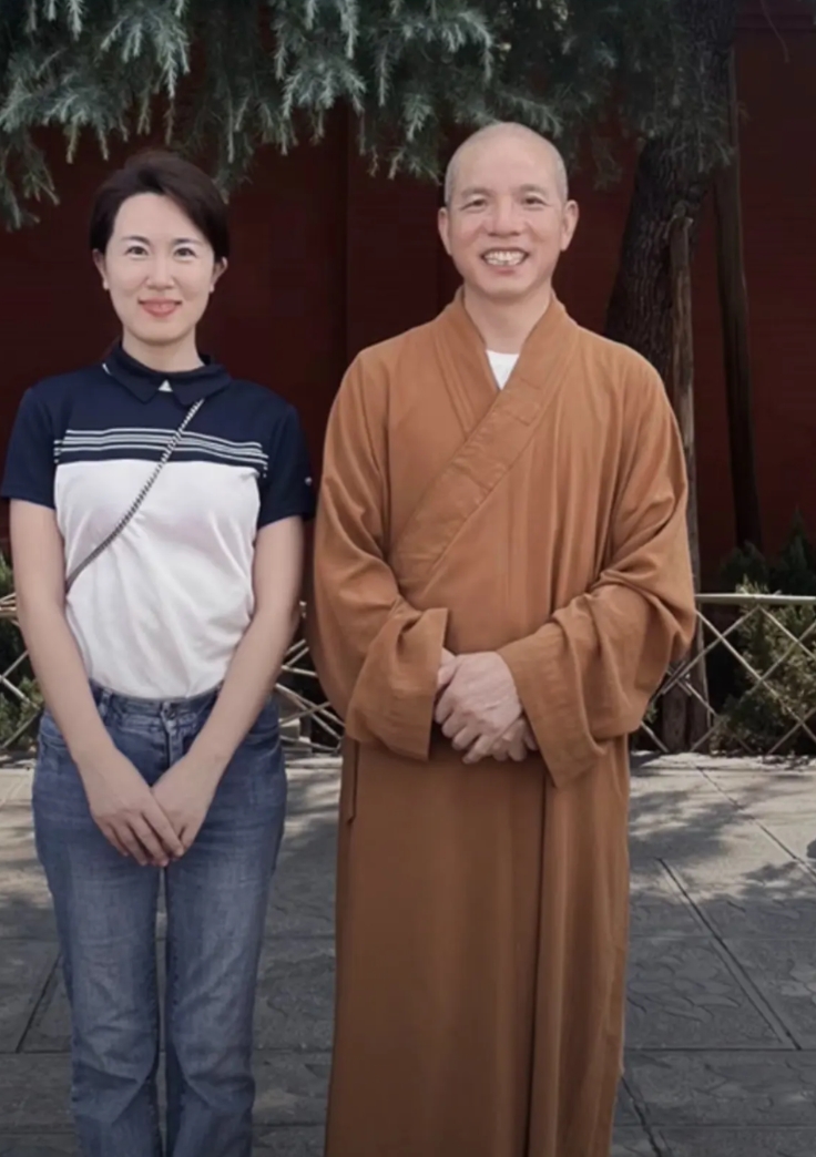 新上任少年寺住持来了，他就是印乐法师！网传他有百万豪车，但据查为寺院公务用车。