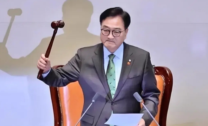 4月9日韩国国会议长禹元植巧妙地撤回了修宪提议，并把责任归咎于代总统韩德洙违宪提