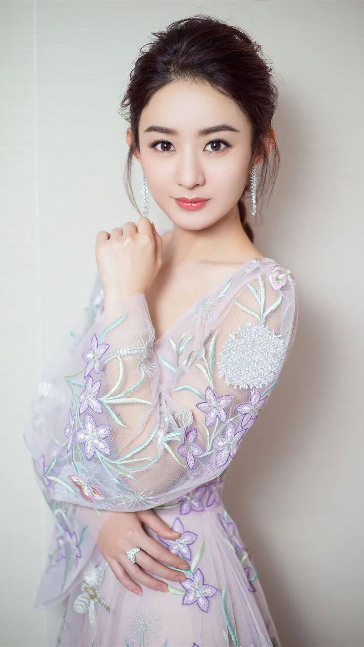 一次，赵丽颖为了拍戏只能在剧组过年，体谅群演的辛苦还亲自给大家发红包，群演们在拿