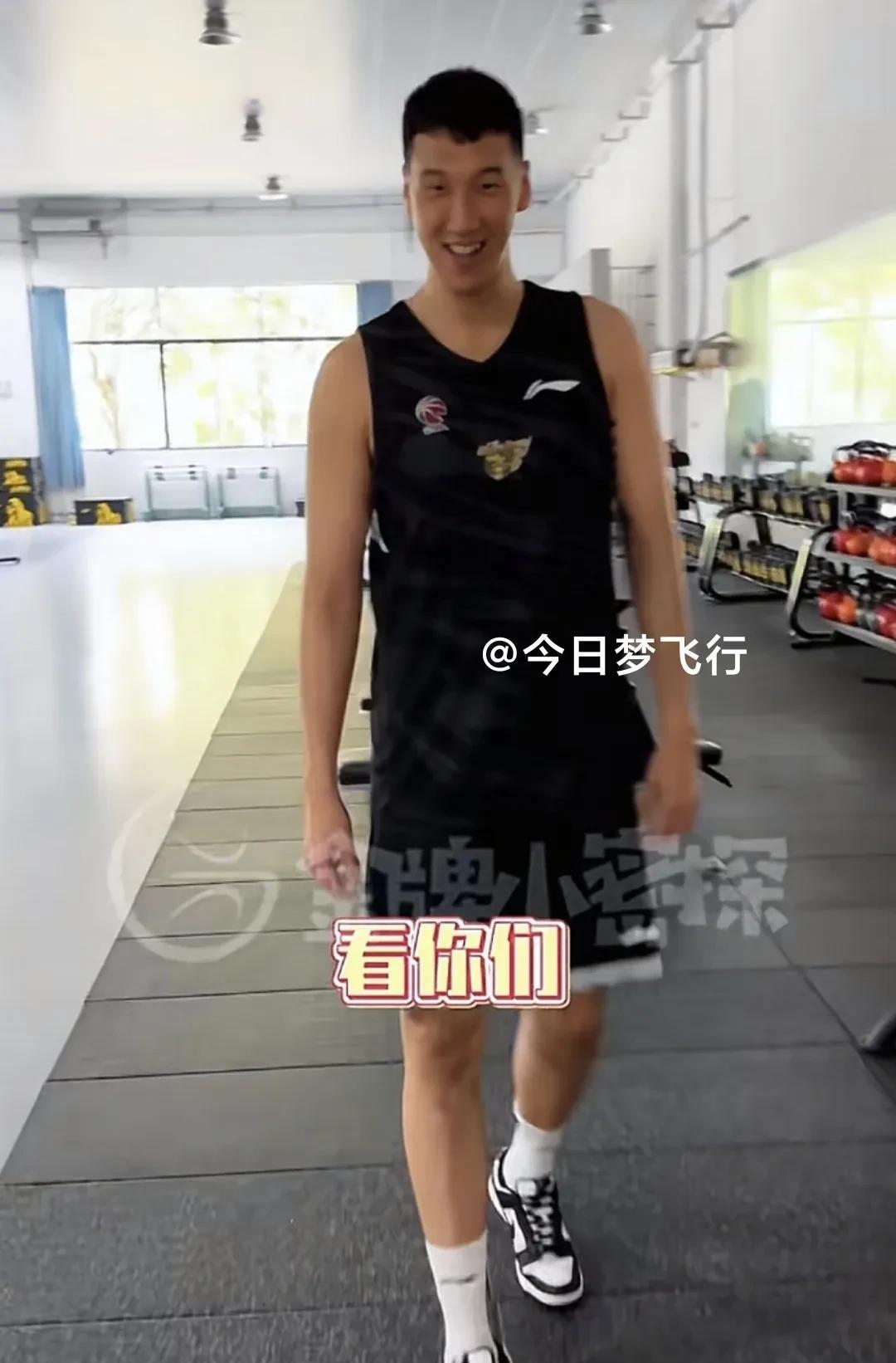关C傅去广东队探营，杜润旺说：张明池减重不达标，全队就要受罚！
今天下午，广体记