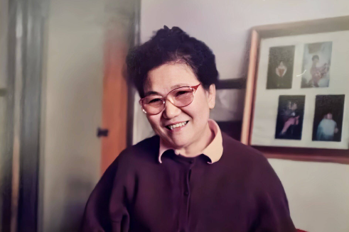 当年，在赵丽蓉追悼会上，“唐僧”迟重瑞的老婆陈丽华手里提着一个袋子，不停掏钱给前