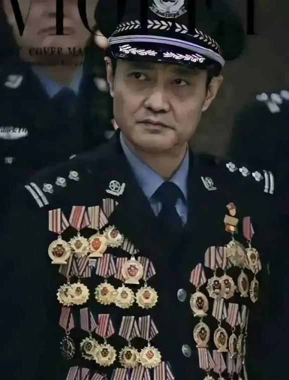 1998年兰州火车站，一名男子拔枪指向警察程鹏。



盛夏时节，兰州火车站人流