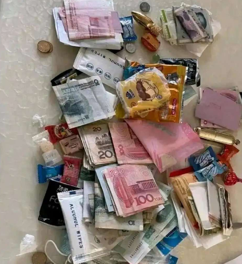 女朋友和我说上夜班，这是回来在他包里发现的