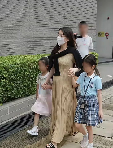 方媛个子1米6不到，两个女儿小学二三年级年纪，肯定不会高，可见方媛有多矮，郭富城