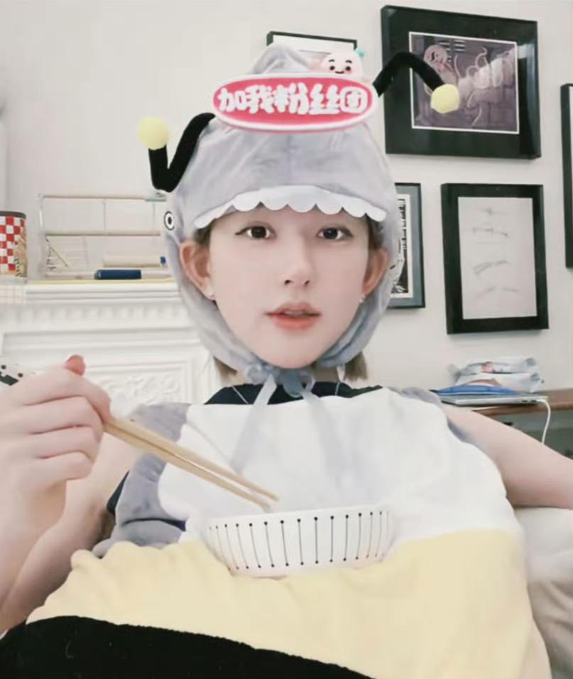 报告！发现一只会跳超A扫腿舞的蜜蜂！#赵露思直播跳扫腿舞#