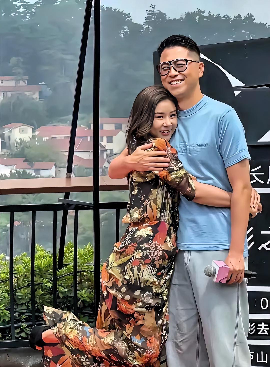 俩人紧紧相拥，脸上的笑容藏都藏不住，李小萌还俏皮地翘起一只脚，氛围感直接拉满。在