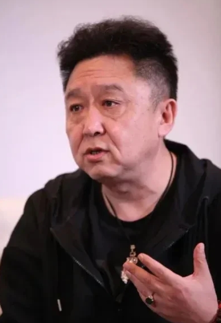 于谦说，他身边最孤独的人是郭德纲。因为郭德纲从来都不会组局，更不跟他们一块儿出去