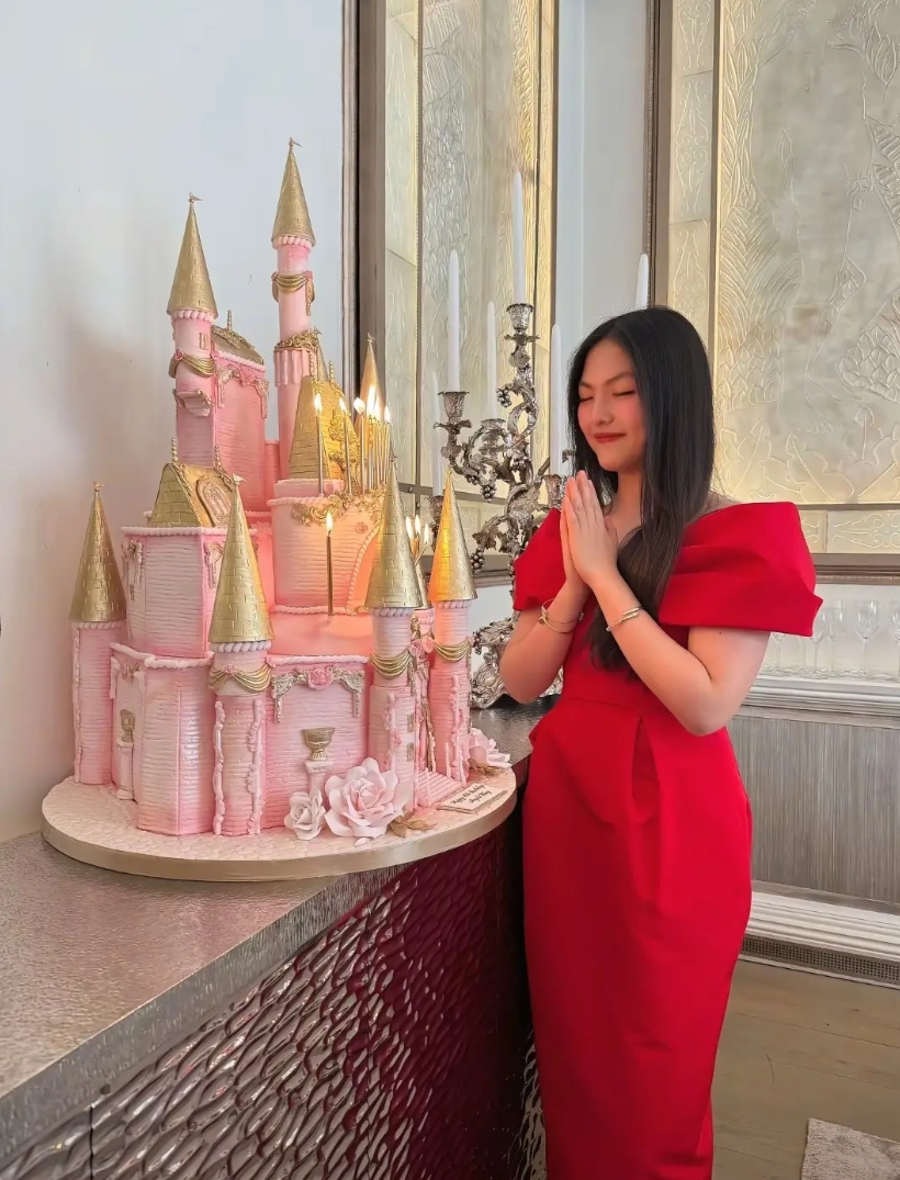 谁敢相信这是刚刚满16岁的女孩，王诗龄的16岁生日，妥妥的名媛啊。十几万的生日蛋