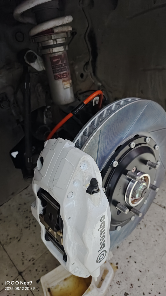 改装刹车分泵加刹车盘
这个色觉得怎么样，有红色的，我感觉差点意思所以用白色的，2