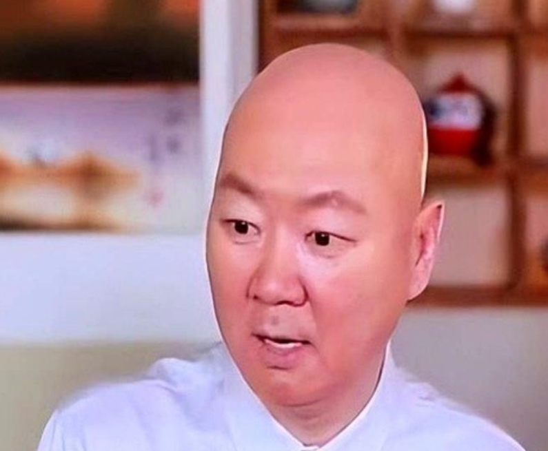 59岁郭冬临长这样，和年轻比苍老不少，一生未婚未育，现在靠直播赚钱