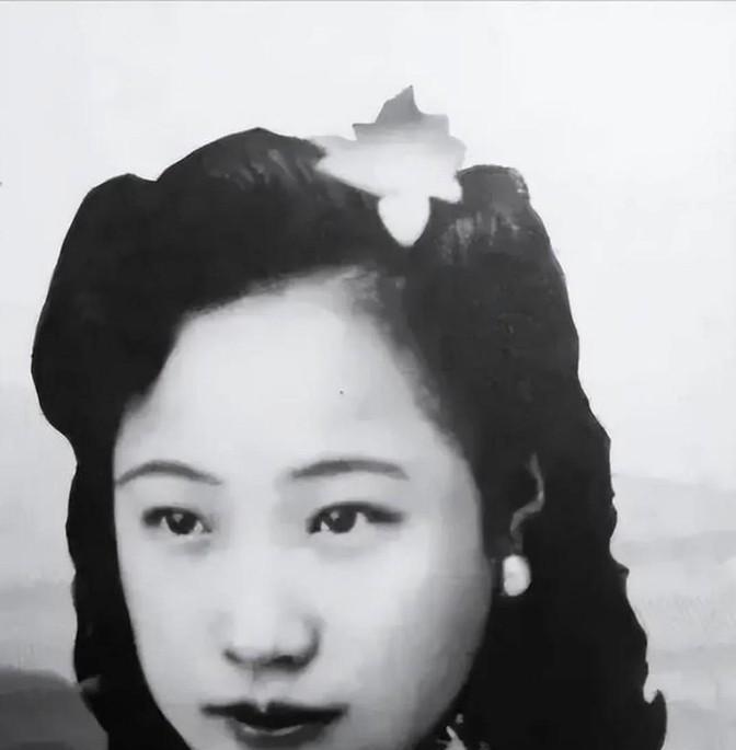1960年，周总理设宴款待溥仪，溥仪目光时不时落在邻座一位女士身上。



19