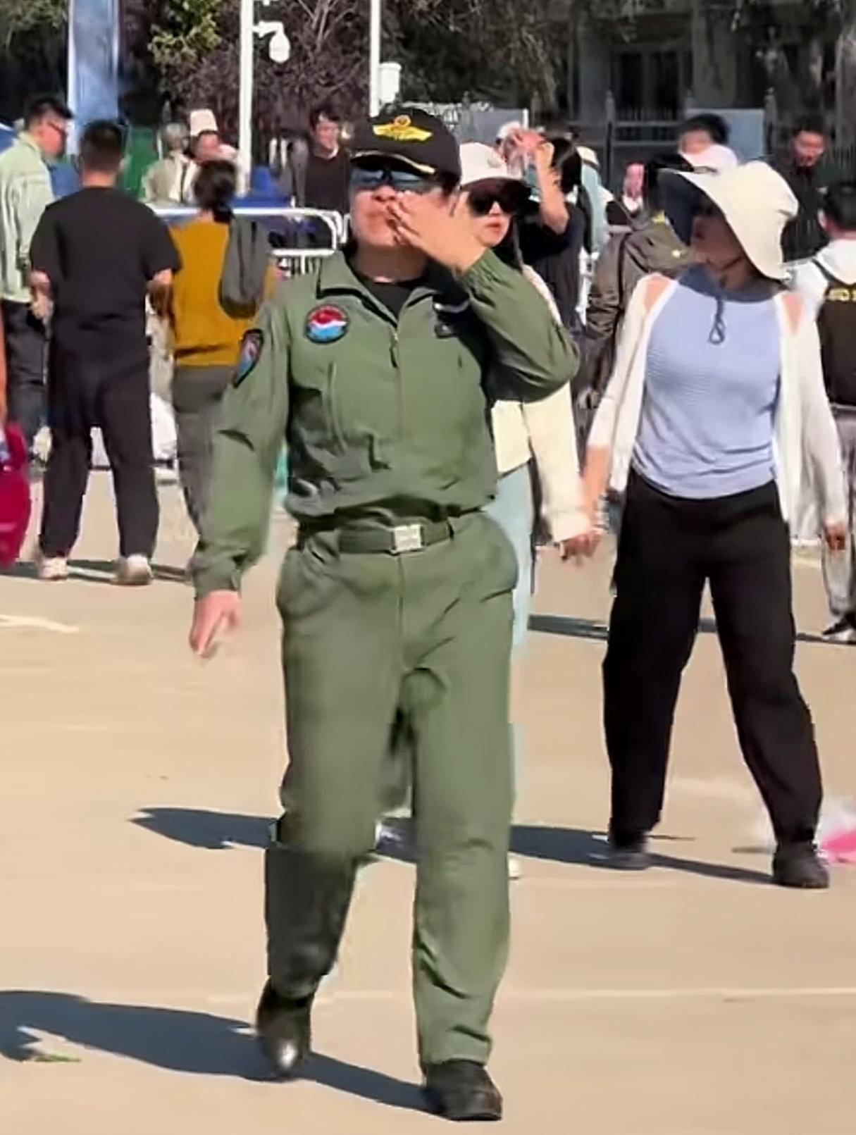 中国预警机女飞行员，这才是国泰民安的体格
在长春航展上，一位女飞行员引起了广泛的