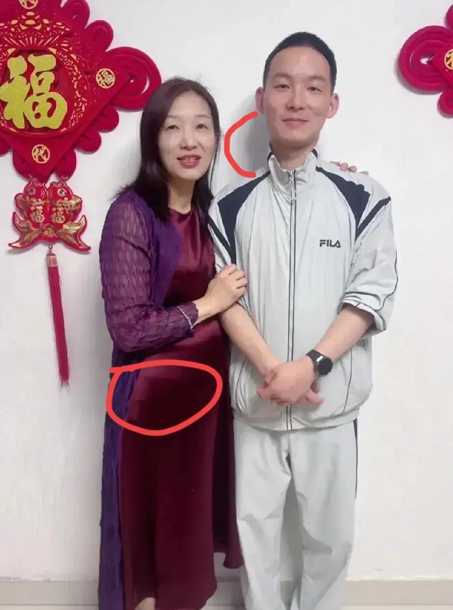 好多人在说谢男和他妈妈，
这张照片像是合成的，
因为妈妈没有影子倒映的墙上，
谢
