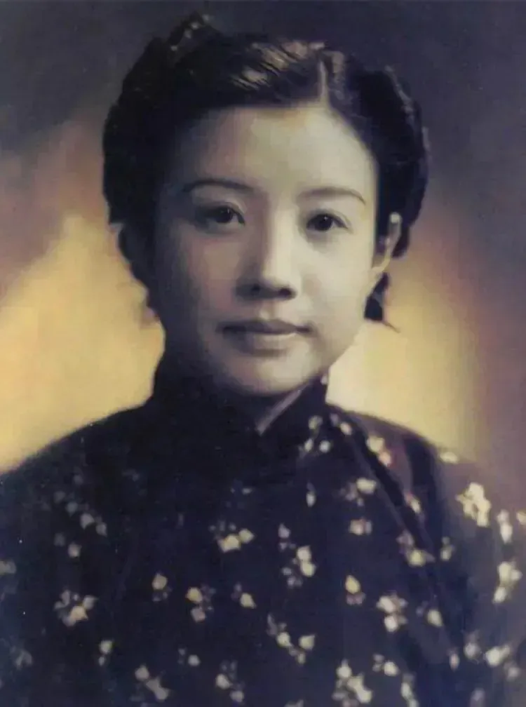 1931年，黄慕兰在周恩来的安排下正在为营救关向应四处奔走，关键时刻，一个特务头