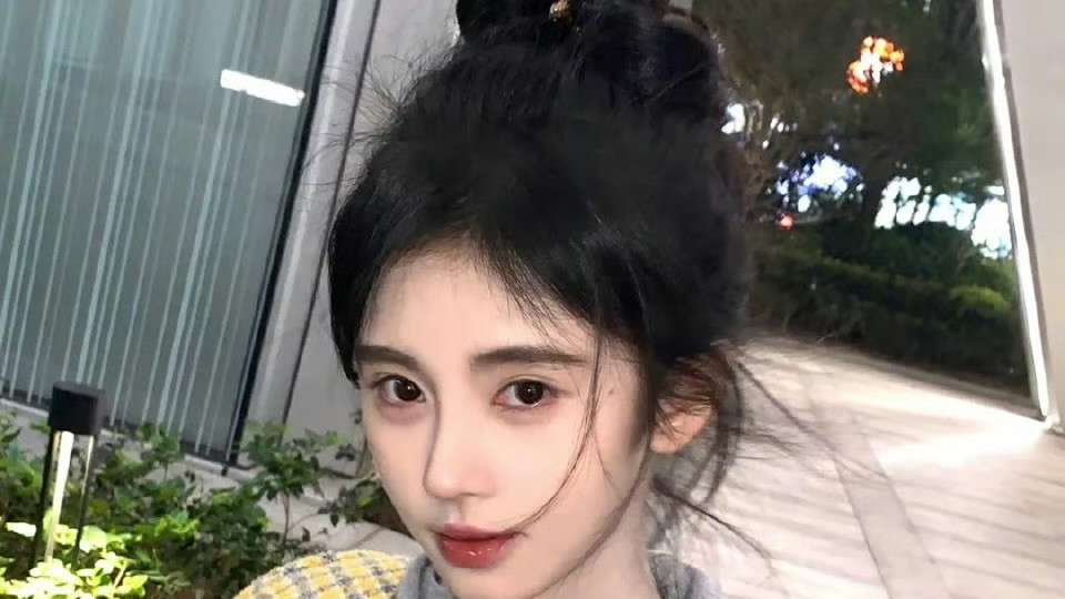 鞠婧祎“九宫格头像”杀疯了！每一张都是社交平台颜值硬通货