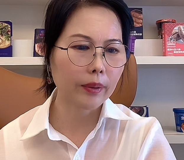 马筱梅汪小菲一离开湾湾，小杨阿姨就开直播了！
小玥儿和霖霖上学，中午都不回来吃饭