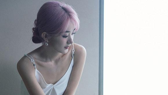 赵丽颖粉发穿深v吊带裙，大秀天鹅颈太撩人，37岁依旧少女感十足