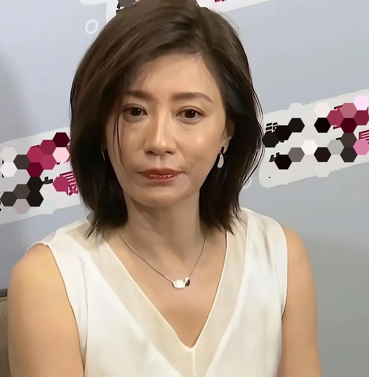 50+贾静雯：时光是偏爱，更是自律的勋章
谁能信贾静雯已经50+了？近照里肌肤紧