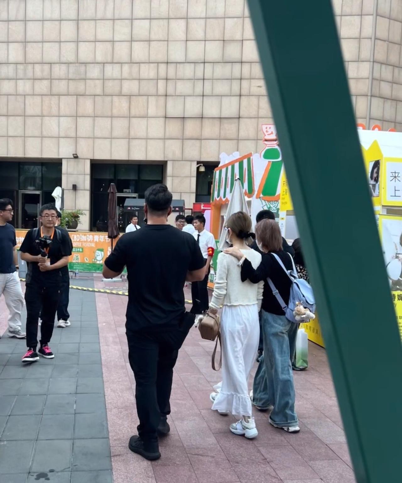 网友偶遇赵露思参加咖啡节玩游戏。
赵露思和闺蜜去参加咖啡节了，玩了很多小游戏，如