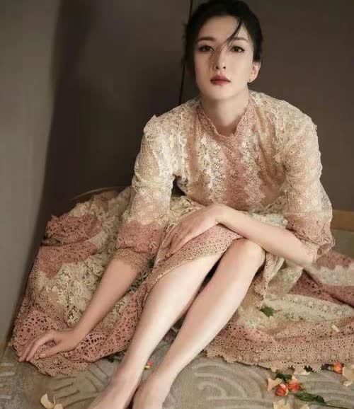 胡歌背信弃义 抛弃江疏影跟经纪人密婚。可悲 江疏影的心碎了