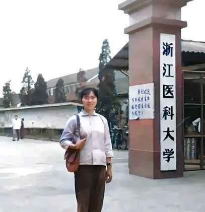 1970年，李兰娟院士站着在医科大学门口，带着包，留下了这张珍贵的老照片。拍摄那