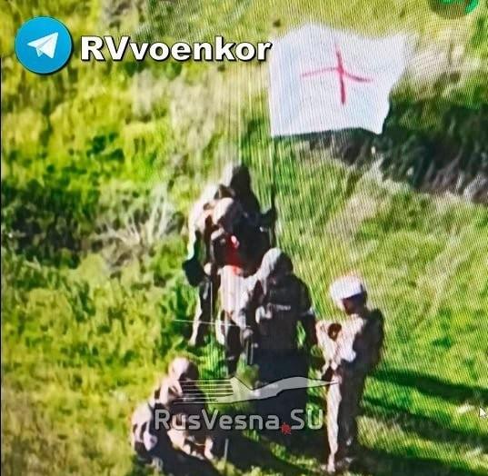 复活节停火期间，俄乌两军基本上达成默契，默许对方打红十字旗进入接触线的灰色地带收