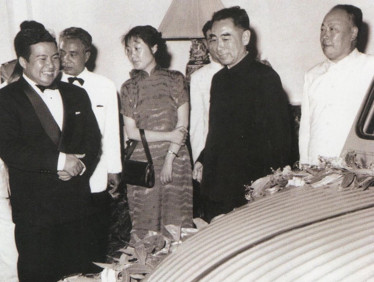 1960年5月，周恩来总理，陈毅副总理由西哈努克亲王陪同，在柬埔寨参观。周恩来右