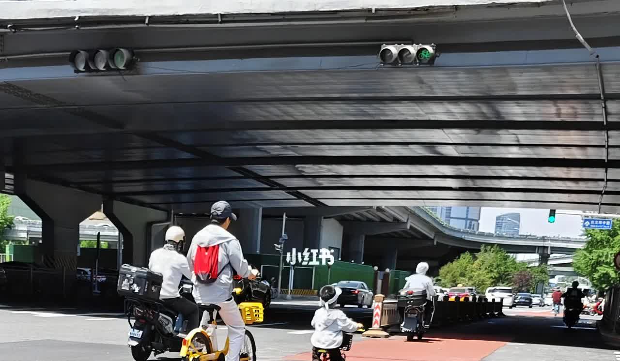 家长也是心很大了 
家长也是心很大了 想到了去年小孩骑行摔倒被对向小车碾压的新