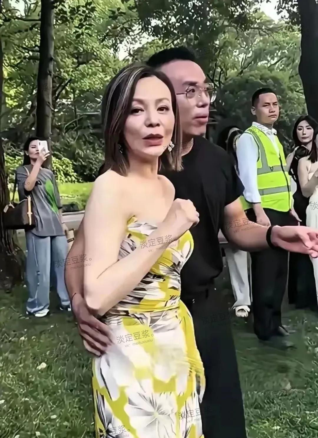 看演员王琳如今可大红了，前几天我亲眼看的视频，看她自己说她儿子扇过她嘴巴，说把她