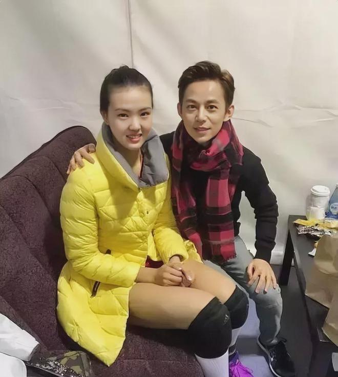 在大长腿美女旁边，何炅显得好小一只，你知道这一位美女是谁吗？她扎着一个马尾，穿运