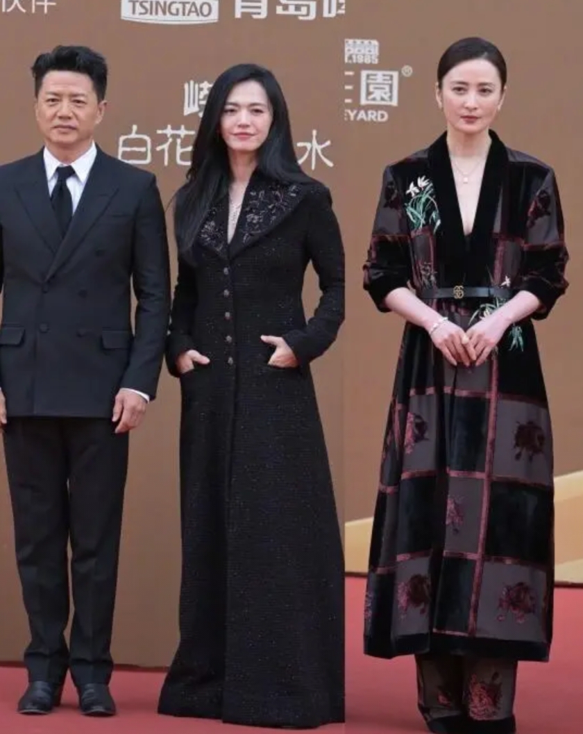 左边的是段奕宏，中间的是姚晨，右边的是谁
左边的是段奕宏，中间的是姚晨，右边的是