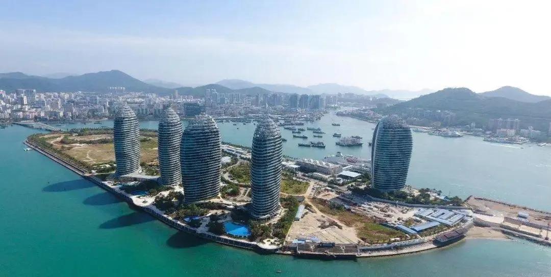 海南年底就要封关了，也不知道它能不能成为下一个新加坡。
      我是追男朋友