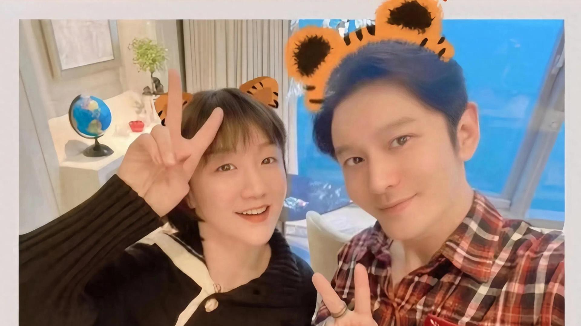 黄晓明参加家族聚餐，和表妹陈梦同框，打扮好朴素，没有大牌架子