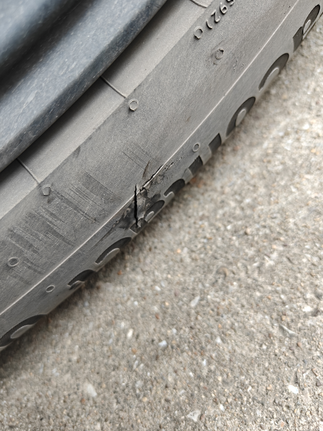 轮胎裂缝怎么办
家人们帮忙看看这个严重吗？需要换胎吗？