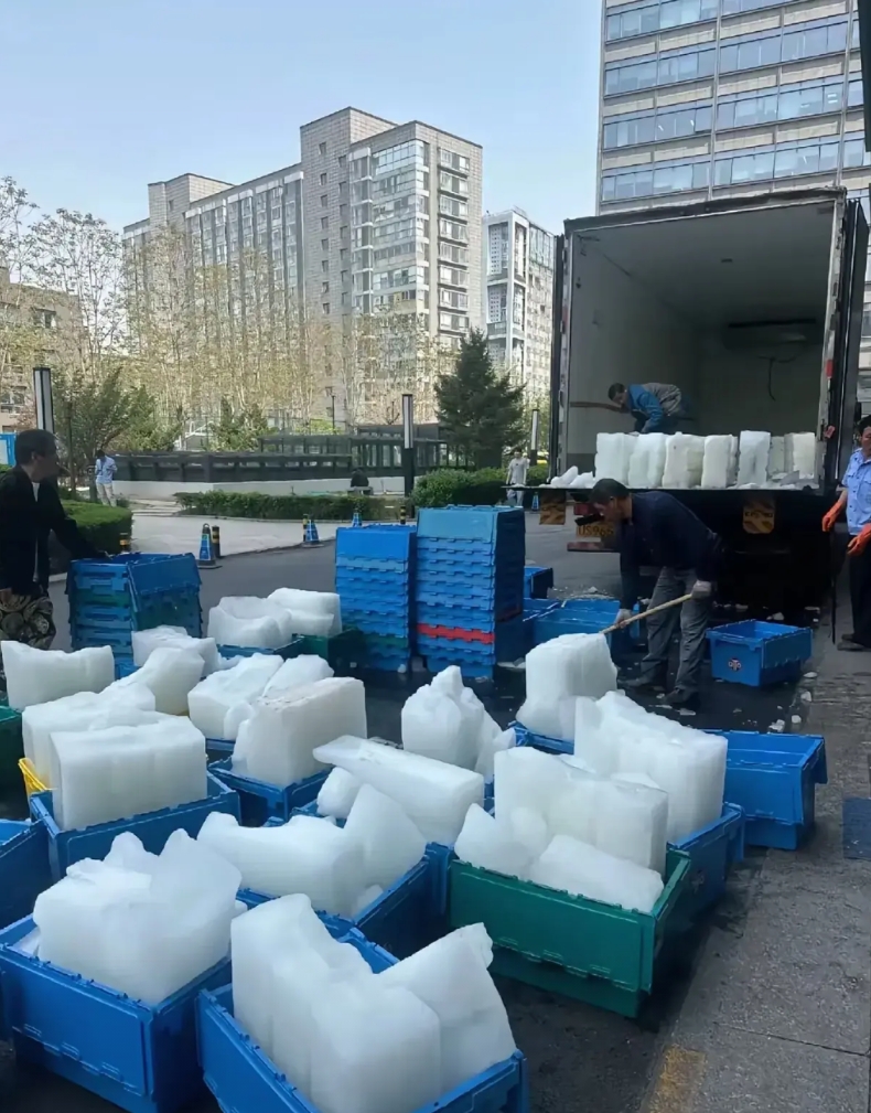 我是万万没想到！

高温天气，救活了一批小微企业！

目前制冰小厂子，生意火爆的