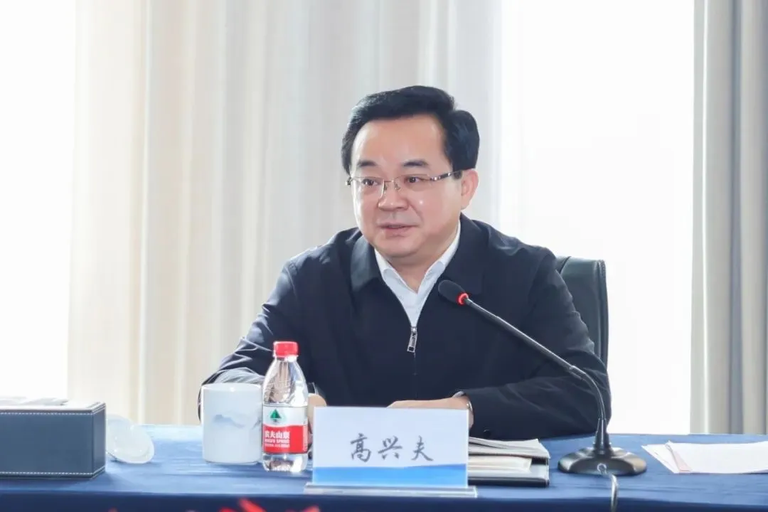 高兴夫1988年从天津大学研究生毕业后，分配到浙江省建筑工程总公司，一开始在公司