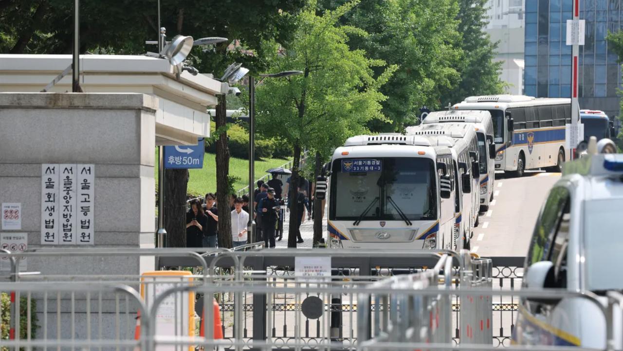 【尹锡悦乘车抵达步入法院 会否再被拘留今晚或见分晓】当地时间7月9日下午，韩国首