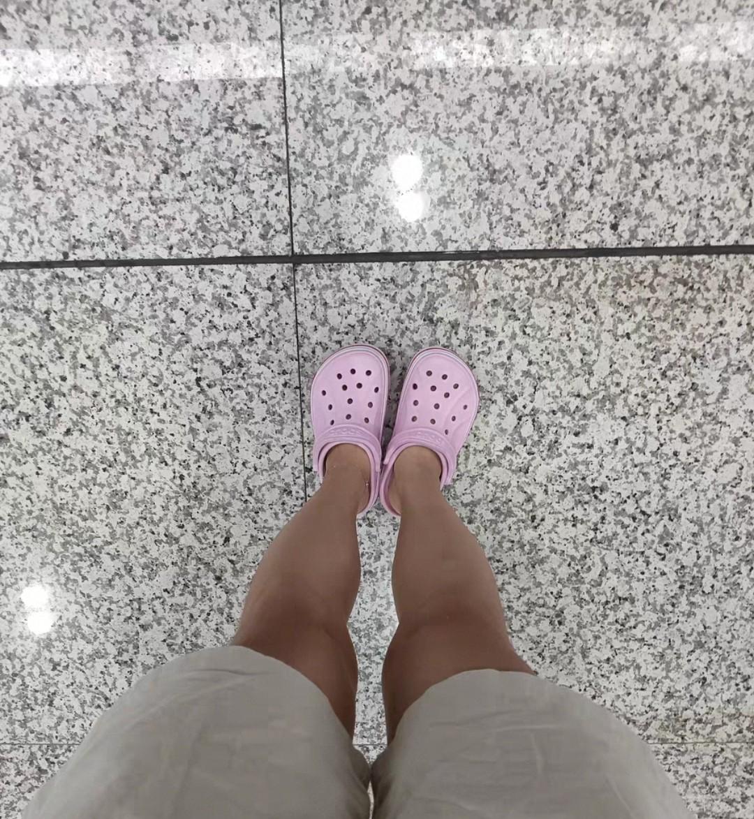 搞不懂现在人的审美
坐了一趟地铁，发现无论是男的还是女的都清一色穿洞洞鞋。不管是