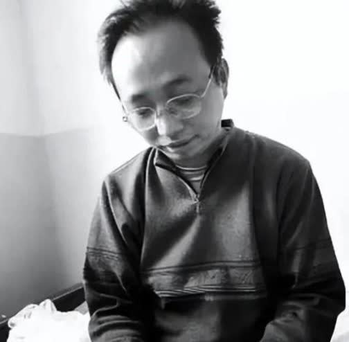 2002年，男子倾家荡产花费40万治好了女友的白血病，可女友却趁他去打工还债时另