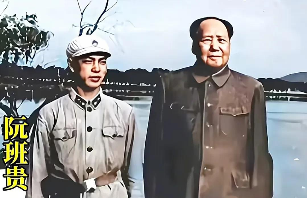 1965年4月13日，毛主席和警卫战士阮班贵在武汉东湖宾馆的合影。
这是解放后唯